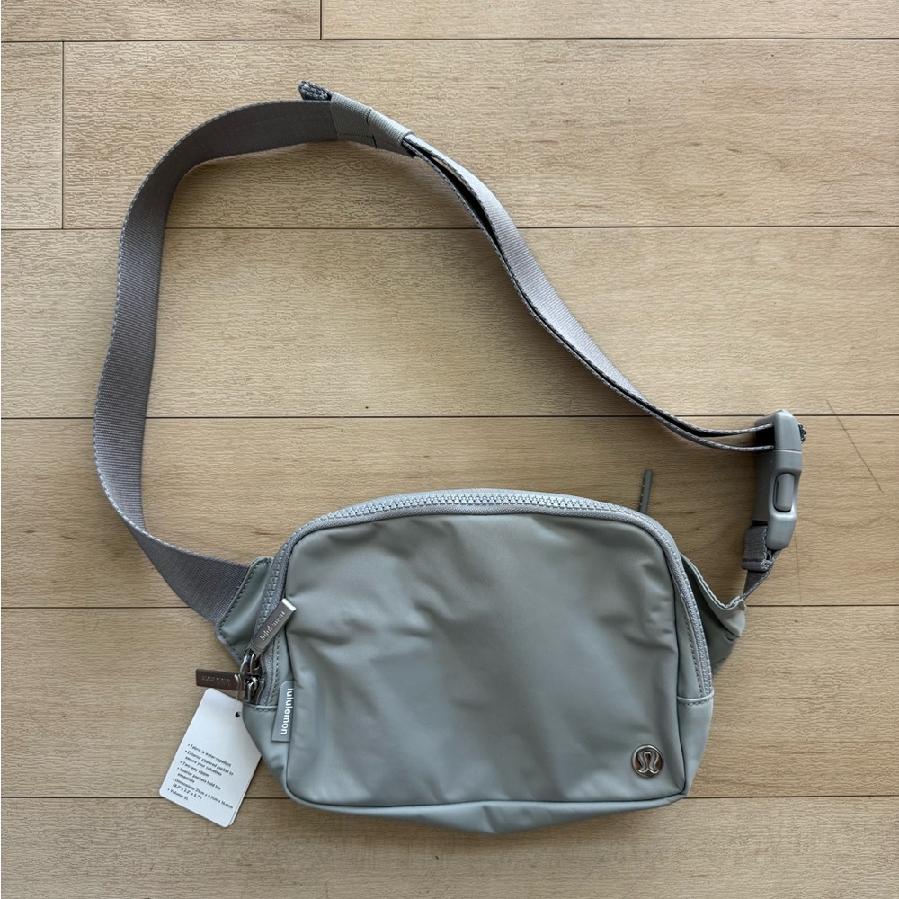 Lululemon Everywhere Belt Bag Large 2L - Silver Drop